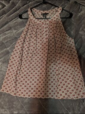 Cute Linen Top. 3 Button Detail.